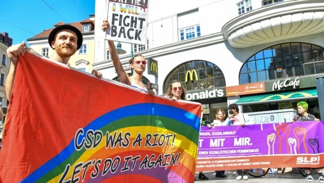 Nach den Attacken auf die Pride-Teilnehmer kam es am Taubenmarkt zu einer friedlichen Solidaritätskundgebung. (Bild: Dostal Harald)