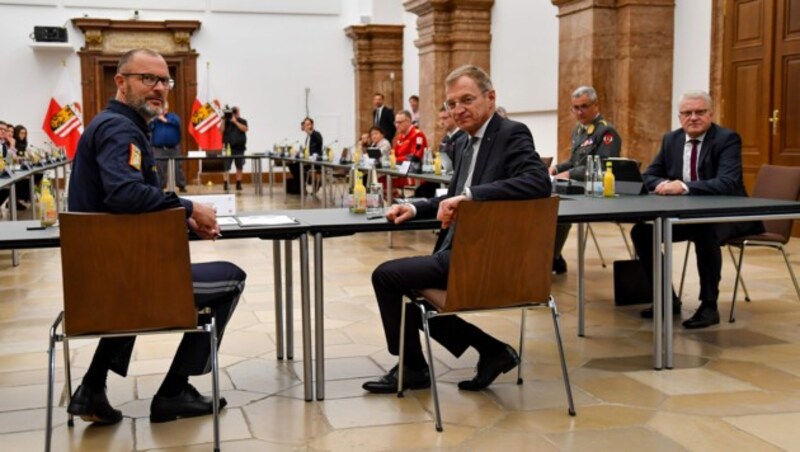 Landespolizeidirektor Andreas Pilsl, Landeshauptmann Thomas Stelzer (VP) und Klaus Luger (SP) beim Landessicherheitsrat. (Bild: Harald Dostal)