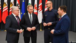 Der Linzer Bürgermeister Klaus Luger (SPÖ), Landeshauptmann Thomas Stelzer (VP), Landespolizeidirektor Andreas Pilsl, LH-Stv. Manfred Haimbuchner (FP) nach dem Landessicherheitsrat. (Bild: Harald Dostal)