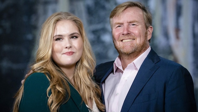 Kronprinzessin Amalia mit Papa König Willem-Alexander (Bild: AFP)