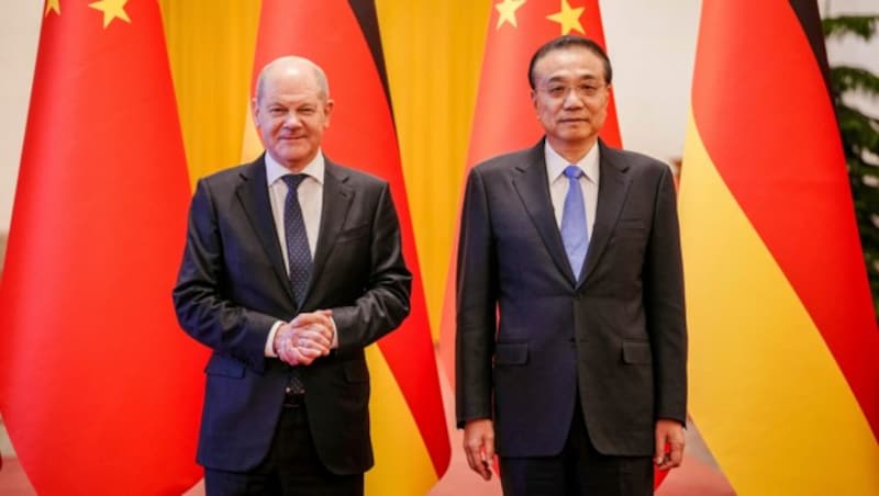 Der deutsche Bundeskanzler Olaf Scholz und der chinesische Premierminister Li Keqiang (Bild: AP)