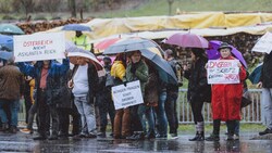 Viele Kindberger kamen trotz des schlechten Wetters zur Demonstration (Bild: Dominik Angerer)