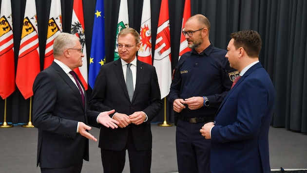 Die vier Kernpersonen des Landessicherheitsrates am Freitag: Stadtchef Klaus Luger, LH Thomas Stelzer, Polizeichef Andreas Pilsl, LH-Vize Manfred Haimbuchner (Bild: Dostal Harald)