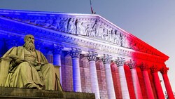 Die Parlamentssitzung in Frankreich wurde nach dem rassistischen Zwischenruf aus den Reihen der rechtsnationalen Partei von Marine Le Pen unterbrochen. (Bild: stock.adobe.com)
