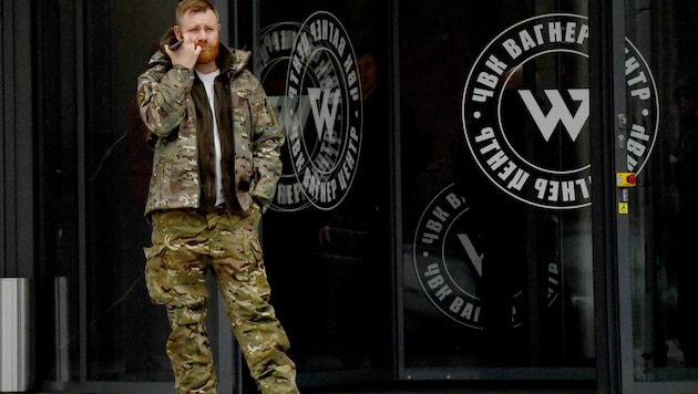 Ein Soldat vor dem Hauptquartier der Gruppe Wagner in St. Petersburg (Bild: AFP)