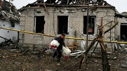 Ein Ukrainer holt aus seinem zerbombten Haus in der Region Donezk, was noch zu retten ist. (Bild: AP)