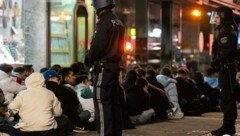 Ein Bild aus der Krawall-Nacht zu Halloween in Linz. Die Polizei kesselte die Randalierer und ihre Mitläufer ein. (Bild: Kerschbaummayr Werner)