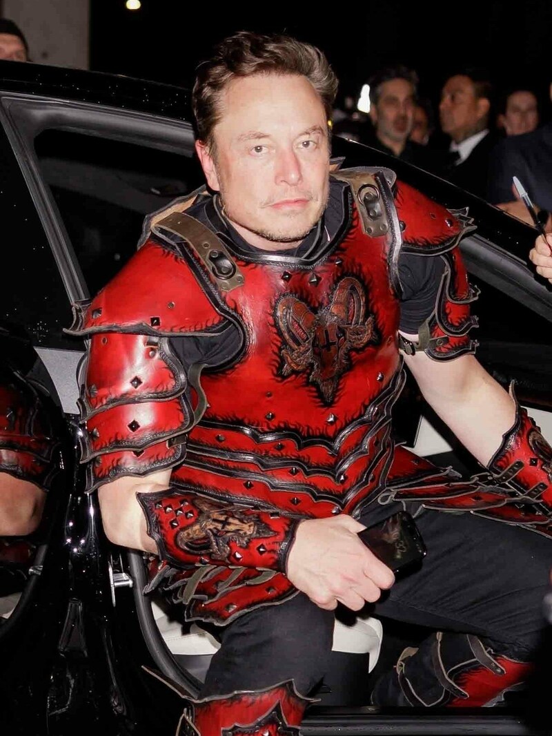 Elon Musk feierte in einer roten Ritterrüstung bei Heidi Klums Halloween-Party. (Bild: www.photopress.at)