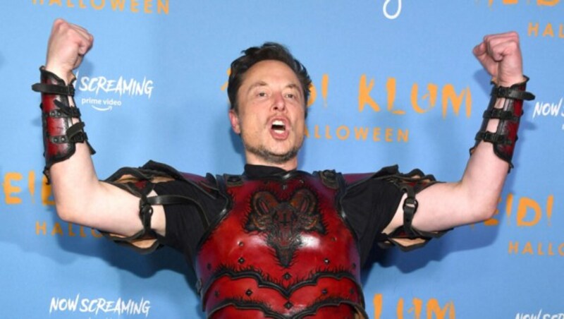 Elon Musk bei Heidi Klums Halloween-Party in Siegerpose (Bild: 2022 Getty Images)