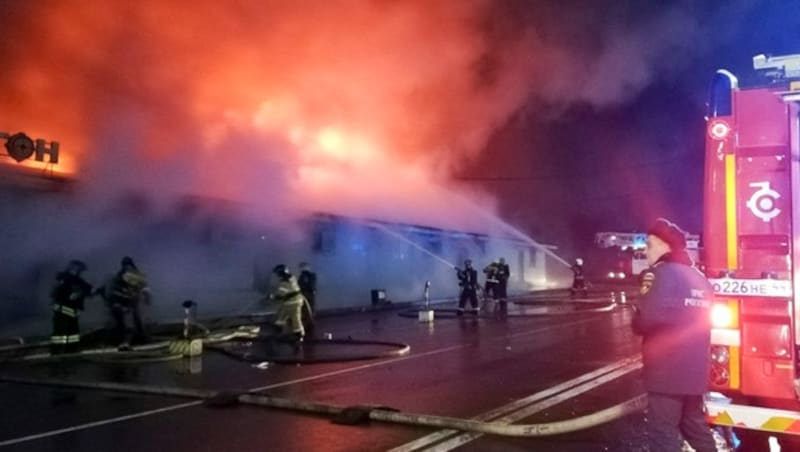 Feuerwehrleute löschen einen Brand in der russischen Großstadt Kostroma. (Bild: Russian Emergency Ministry Press Service via AP)