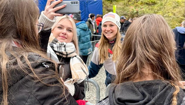 Sara Marita Kramer (mi.) macht Selfis mit den Fans (Bild: Norbert Niederacher)