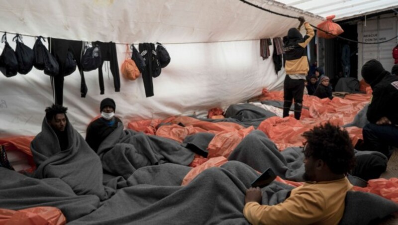 Bootsflüchtlinge an Bord der „Ocean Viking“ (Bild: AP/Vincenzo Circosta)