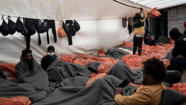 Bootsflüchtlinge an Bord der „Ocean Viking“ (Bild: AP/Vincenzo Circosta)