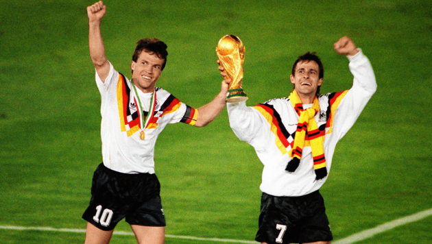 Lothar Matthäus (li. mit Littbarski) und der Triumph von Rom 1990. (Bild: AFP/STAFF)