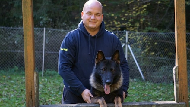 „Oka von Kämpferherz“ schnüffelt jetzt im Polizeidienst mit seinem Hundeführer Mario Höllerbauer. (Bild: BMI)