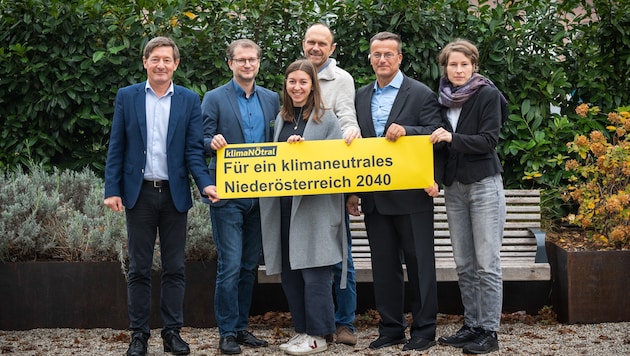 Plattform „KlimaNÖtral“ mit Erwin Mayer (2. von rechts): Johanna Frühwald von Fridays for Future (Mitte), Johannes Wahlmüller von GLOBAL 2000 (2. von links), das Klimavolksbegehren, der Dachverband Erneuerbare Energie Österreich (EEÖ) und die Interessensgemeinschaft Windkraft (IGW) setzen als Erstunterstützer auf eine Vorreiterrolle von NÖ beim Klimaschutz. (Bild: Tom Poe)