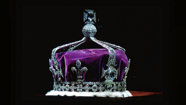 Der geschichtsträchtige Koh-i-Noor-Diamant - er gilt als wertvollster der Welt - ziert die „Krone der Königin Mutter Elisabeth“ und ist international höchst umstritten. (Bild: Krone KREATIV, Tim Graham)