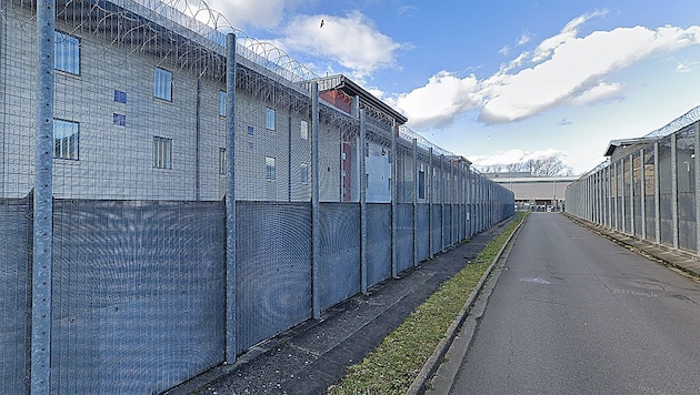 Das Heathrow Immigration Removal Center erinnert an ein Gefängnis. Aktuell sind rund 960 Männer dort untergebracht, die sich illegal in Großbritannien aufhielten. (Bild: Screenshot Google Streetview)