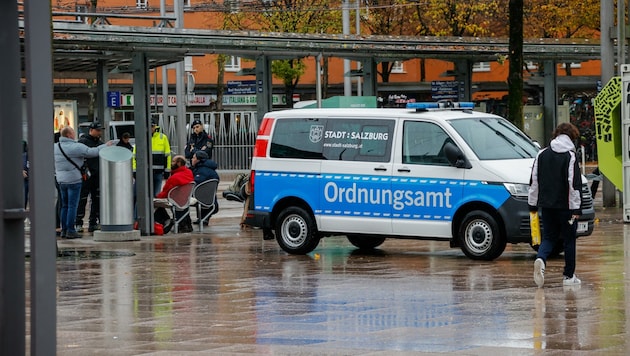 Ordnungsamt und Polizei haben ihre Kontrollen am Südtiroler Platz seit dieser Woche verschärft. (Bild: Tschepp Markus)