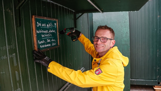 Anpacken vor dem großen Start: Klaus Hohensinn bringt seinen Gastro-Stand auf Hochglanz. (Bild: Tschepp Markus)