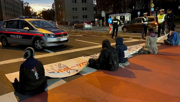 Fünf Aktivisten der „Extinction Rebellion“ setzten sich auf die Waldeggstraße inLinz. Weitere 20 demonstrierten am Gehsteig (Bild: Werner Kerschbaummayr)