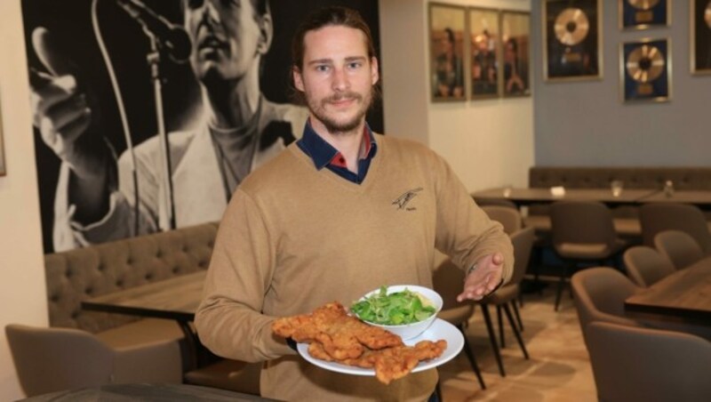 Sebastian Beck serviert im Falco kleine und große Portionen des Gerichts. (Bild: Peter Tomschi)