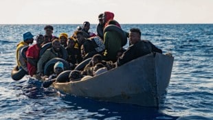 Bootsmigranten im italienischen Mittelmeer (Archivbild) (Bild: AFP)