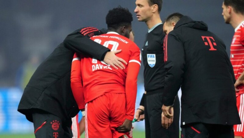 Bayerns Alphonso Davies musste veletzt vom Platz. (Bild: AP)