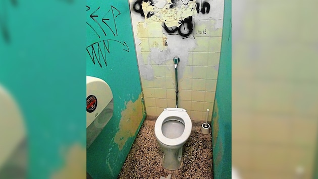 Die Toiletten im Ausweichquartier Hegelgasse 14 in der City befinden sich in einem katastrophalen Zustand. (Bild: Krone KREATIV, zVg)