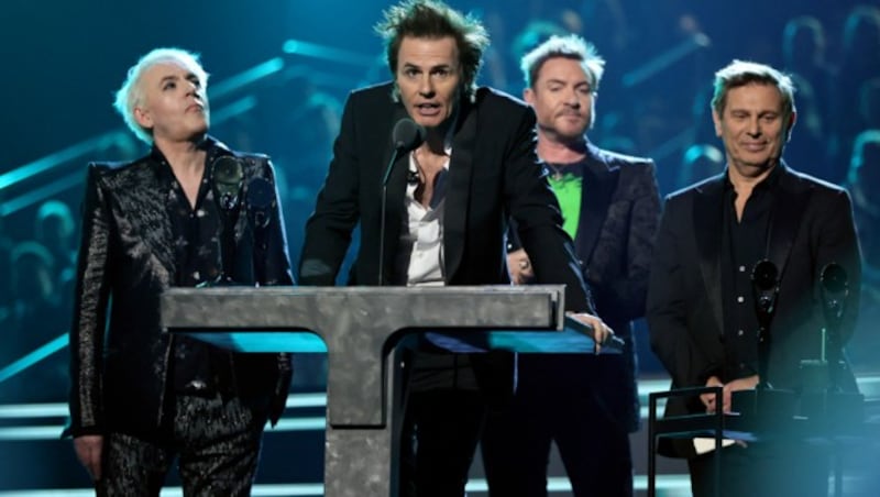 Während die Band in die „Rock & Roll Hall of Fame“ in Los Angeles aufgenommen wird, enthüllt Duran-Duran-Sänger Simon Le Bon, dass ihr Gitarrist Andy Taylor an Krebs erkrankt ist. (Bild: APA/Theo Wargo/Getty Images for The Rock and Roll Hall of Fame/AFP)