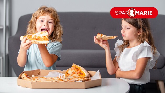 Ohne „Servicegebühr“ und womöglich sogar mit Rabatt erstanden, schmeckt die Pizza gleich besser. (Bild: Krone KREATIV,)