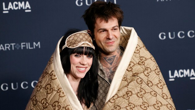 Billie Eilish und ihr Freund Jesse Rutherford wirkten bei der „LACMA Art+Film“-Gala im Los Angeles County Museum of Art etwas verschlafen mit ihrem Bett-Look. (Bild: APA/Photo by Michael Tran/AFP)