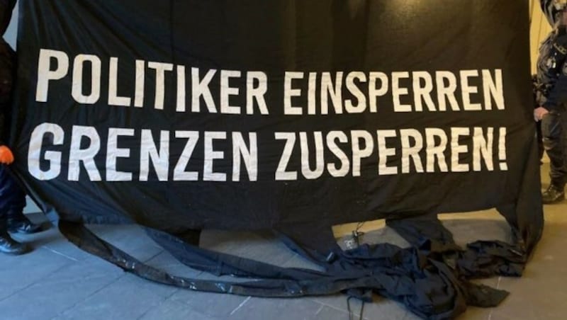 Das Plakat der Identitären mit einfacher Botschaft (Bild: zVg, Krone KREATIV)