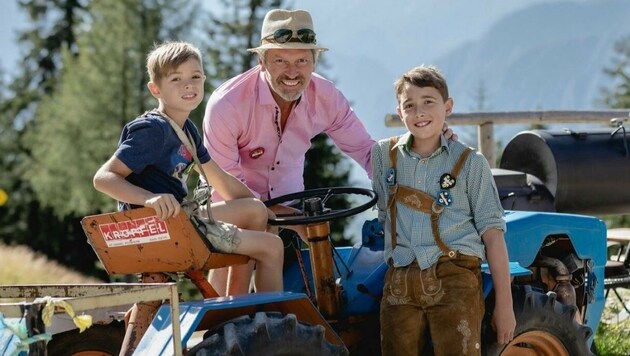 oland Schimpl mit seinen Söhnen Franz (10) und Luis (12) aus einer früheren Beziehung (Bild: Christina Gräßl)