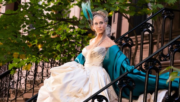 Sarah Jessica Parker wurde bei den Dreharbeiten zu „And Just Like That“ in New York wieder im legendären Hochzeitskleid von Vivienne Westwood gesehen. (Bild: (c) www.VIENNAREPORT.at)