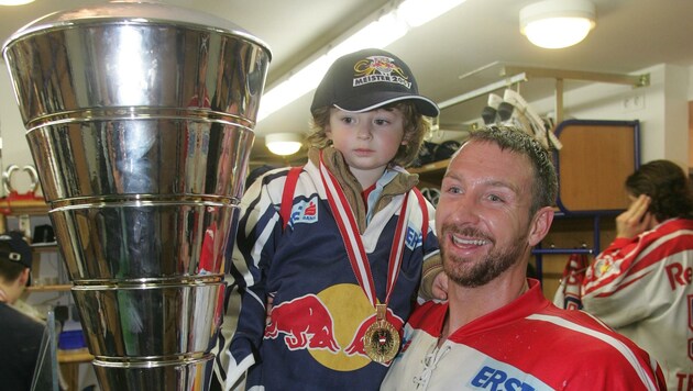 2007 feierte Klein-Marco (o.) mit dem Papa Salzburgs ersten Meistertitel in der Eishockeyliga. (Bild: JOACHIM MAISLINGER)
