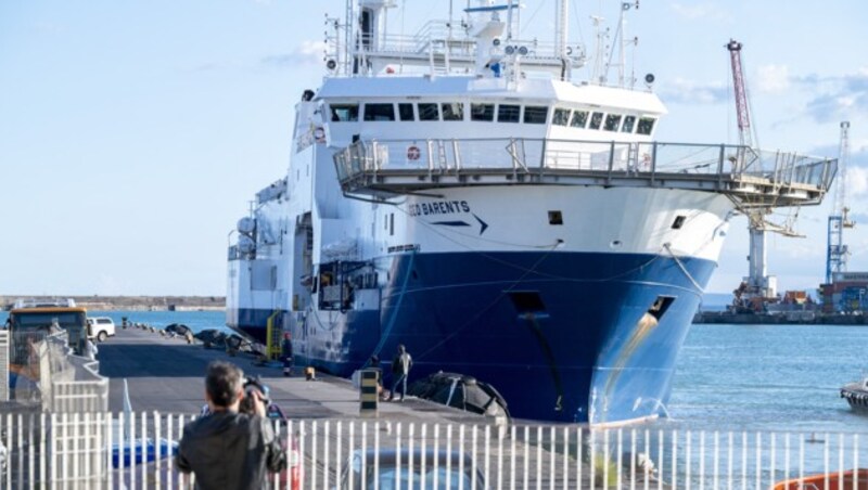 Die „Geo Barents“ bei ihrer Ankunft im Hafen von Catania (Bild: APA/Photo by Giovanni ISOLINO/AFP)