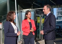 Erfolgreiche Gründerinnen in Niederösterreich: Sabine Fallmann-Hauser und Maria Geir mit Wirtschaftlandesrat Jochen Danninger. (Bild: NLK Pfeiffer)
