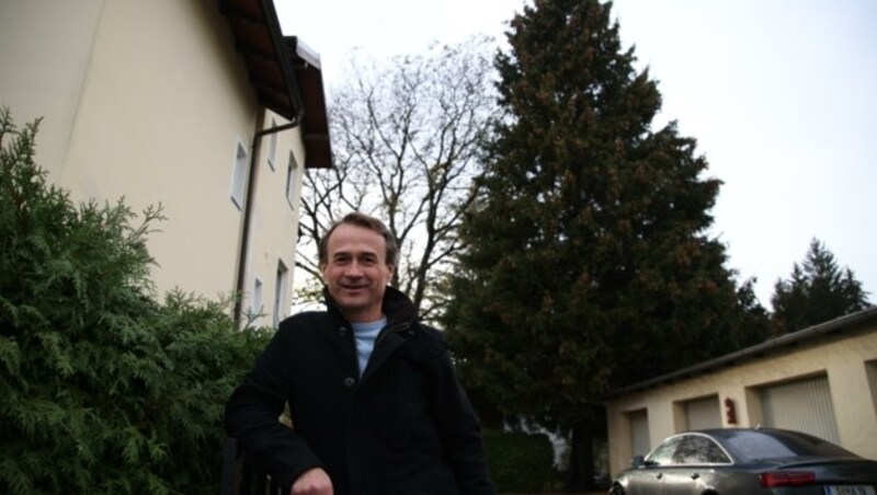 Hans Lerperger war stolzer Besitzer des diesjährigen Christbaums für den Salzburger Christkindlmarkt. (Bild: Tröster Andreas)