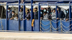 Diesen Migranten wurde der Ausstieg aus der Humanity 1 verwehrt. (Bild: APA/AFP/Giovanni ISOLINO)