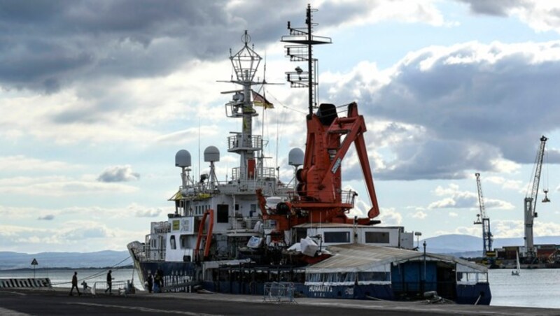 Die Humanity 1 im Hafen von Catania (Bild: AP)