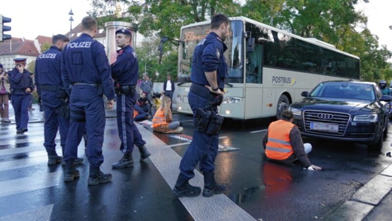 Die Polizei löste den Protest nach einer Stunde auf. (Bild: Pail Sepp, Krone KREATIV)