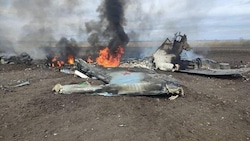 Ein abgestürzter russischer Kampfjet in der Region Charkiw (Bild: AFP)