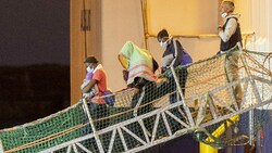Migranten verlassen die Humanity 1 im Hafen von Catania. (Bild: GIOVANNI ISOLINO / AFP / picturedesk.com)