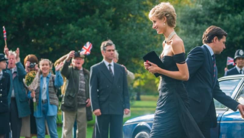 Elizabeth Debicki als Diana im berühmten „Revenge Dress“ („Rache-Kleid“) (Bild: © 2021 Netflix, Inc.)