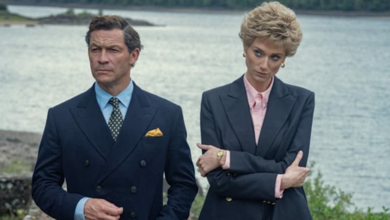 Dominic West, Elizabeth Debicki (Bild: © 2021 Netflix, Inc.)