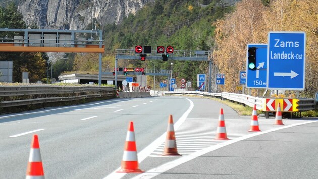 Vor dem Tunnel bei Landeck in Tirol wurden Fahrzeuge von der Autobahn abgeleitet. (Bild: Birbaumer Christof)