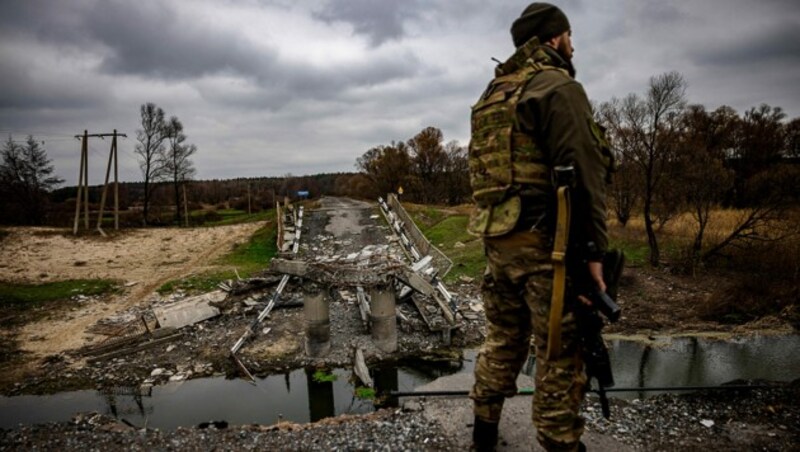 Ein ukrainischer Soldat inspiziert eine zerstörte Brücke in der Nähe der ukrainisch-russischen Grenze bei Starytsya. (Bild: APA/AFP/Dimitar DILKOFF)