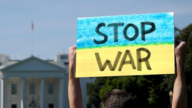 Ein Demonstrant fordert vor dem Weißen Haus das Ende des Krieges in der Ukraine. (Bild: stock.adobe.com)
