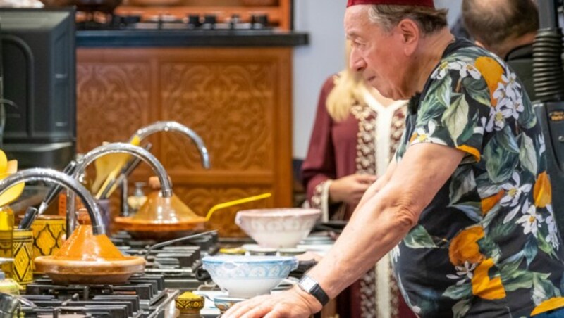 Richard Lugner ist wenig begeistert, dass er kochen soll. (Bild: MOHAMED MIMID)